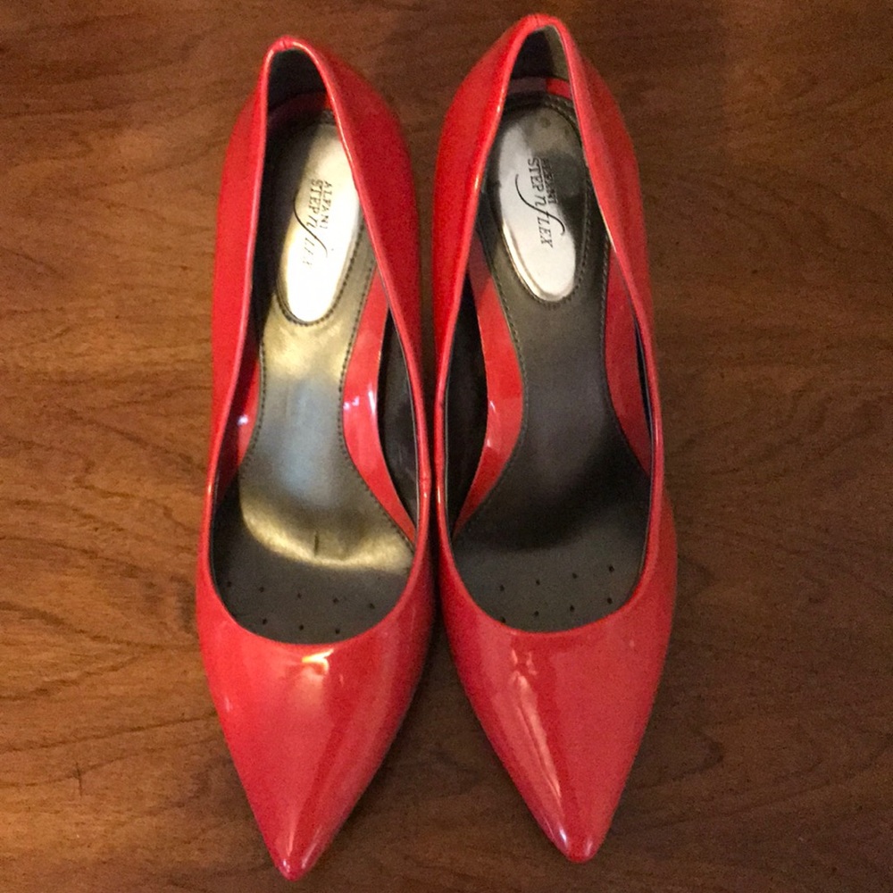 Pointy toed hot pink pumps.